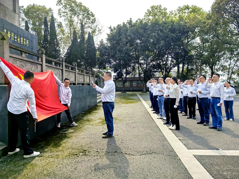 弘旭公司开展烈士陵园清明祭扫活动(图2) 弘旭公司开展烈士陵园清明祭扫活动(图2)