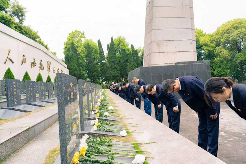 追寻红色足迹 缅怀革命先烈——弘旭公司党委组织清明祭扫活动(图2)
