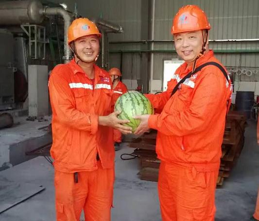 弘旭公司党委开展向生产一线送清凉活动(图1)